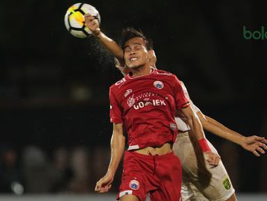 Duel Rezaldi Hehanussa dengan pemain Persebaya pada laga Gojek Liag 1 bersama Bukalapak di Stadion PTIK, Jakarta (26/6/2018). Persija dan Persebaya bermain imbang 1-1. (Bola.com/Nick Hanoatubun)