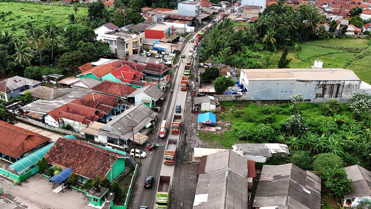 Antrean truk tambang di Parung Panjang