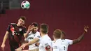 Bek Bayern Munchen, Benjamin Pavard, berusaha menyudul bola saat menghadapi Augsburg dalam laga lanjutan Liga Jerman di WWK Arena, Kamis (21/1/2021) dini hari WIB. Bayern Munchen menang 1-0 atas Augsburg. (AFP/Andreas Gebert/pool)