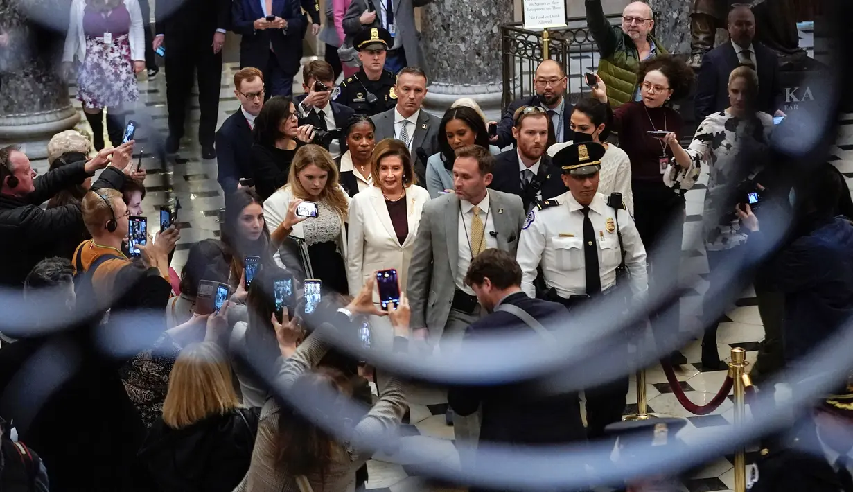 Ketua DPR AS Nancy Pelosi dikelilingi wartawan saat berjalan kembali ke kantornya setelah berbicara di Gedung DPR, Capitol, Washington, Amerika Serikat, 17 November 2022. Menyusul pidatonya, Presiden AS Joe Biden memuji Pelosi sebagai pembela demokrasi dan Ketua DPR yang paling berpengaruh dalam sejarah AS. (AP Photo/Andrew Harnik)
