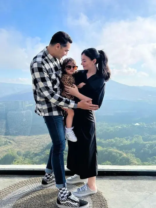 Kali ini, tampil kompak full team dengan outfit serba hitam. Asmirandah tampil chic dan stylish mengenakan shirt dress berwarna hitam, dipadukan dengan sneakers warna abu-abu.  (Instagram/asmirandah89).