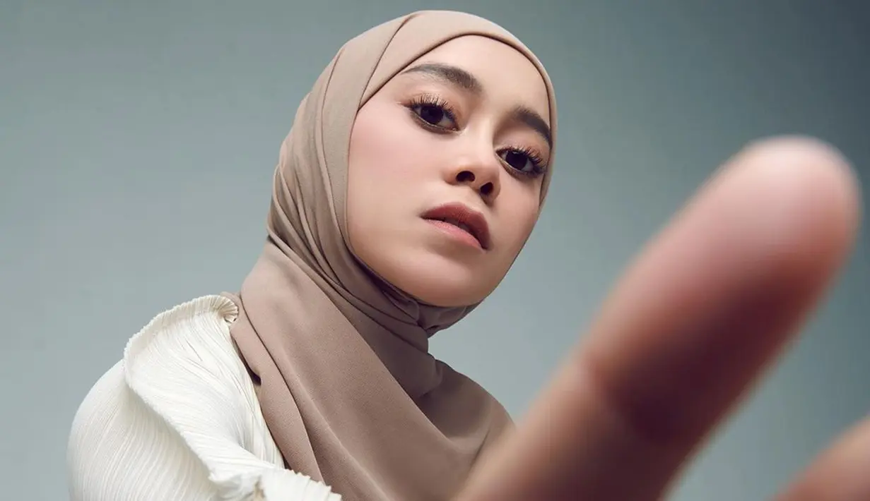Lesti Kejora saat ini diingat sebagai penyanyi Dangdut dengan hijab dililit di leher. Penampilanya itu menjadi salah satu gaya andalannya di berbagai momen, termasuk ketika jalani sebuah pemotretan.(Liputan6.com/IG/@lestykejora)