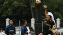 Penjaga gawang PSSI Pers harus berjibaku menahan laju serangan Bambang Pamungkas and Friends di pertandingan amal solidaritas untuk Akli di Lapangan C Senayan, Jakarta, (14/6/2014). (Liputan6.com/Helmi Fithriansyah)