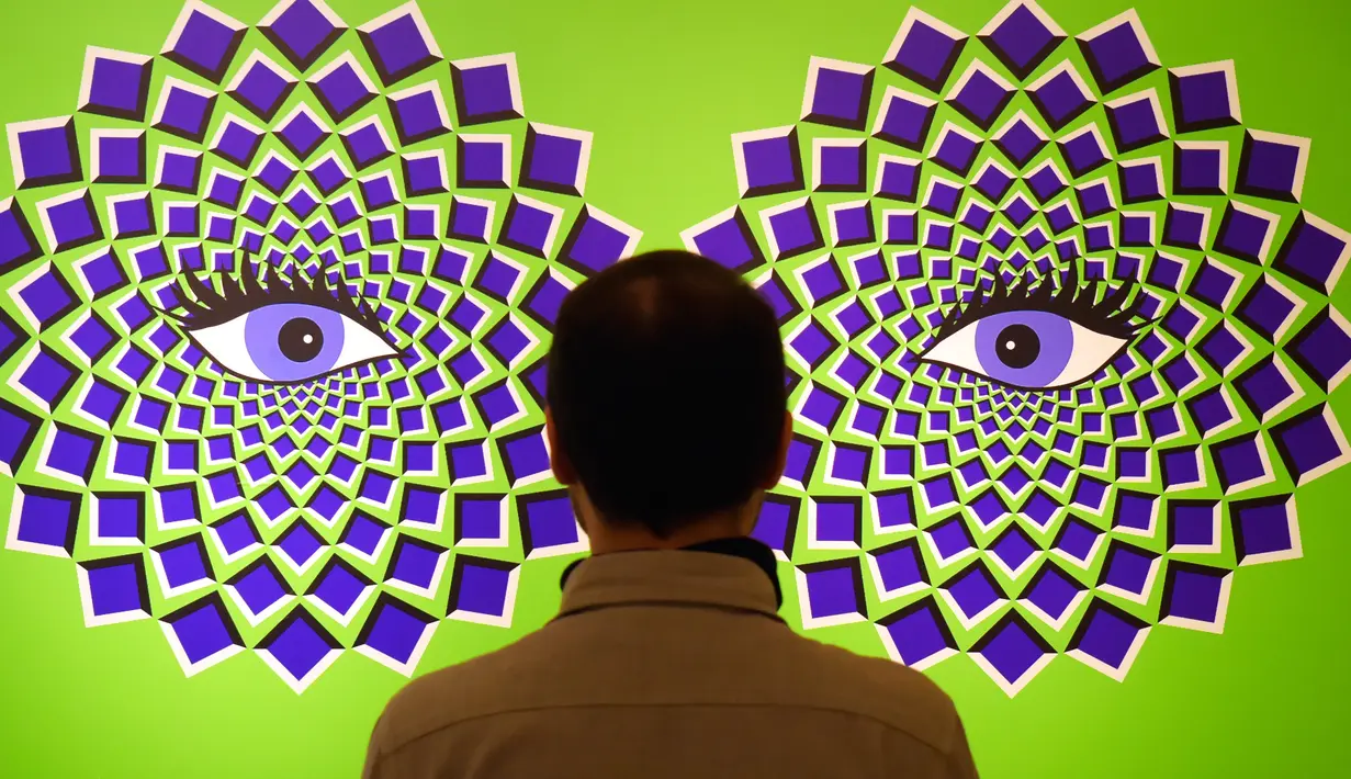 Seorang pria mengamati gambar ilusi optik dalam pameran bertajuk 'Tricked! - The Spectacular Illusion Exhibition' di Kastil Augustusburg di Augustusburg, Jerman, 1 Oktober 2019. Pameran itu menghadirkan karya seniman Meksiko Yunuen Esparza yang mulai dibuka pada 5 Oktober 2019. (AP/Jens Meyer)