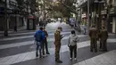 Petugas polisi memeriksa izin orang yang berjalan di pusat kota Santiago, Chile, Sabtu (12/6/2021). Ibu kota Chile telah mengembalikan tindakan karantina di tengah meningkatnya kasus COVID-19, meskipun hampir 60% warga negara itu sudah divaksinasi sepenuhnya. (AP Photo/Esteban Felix)