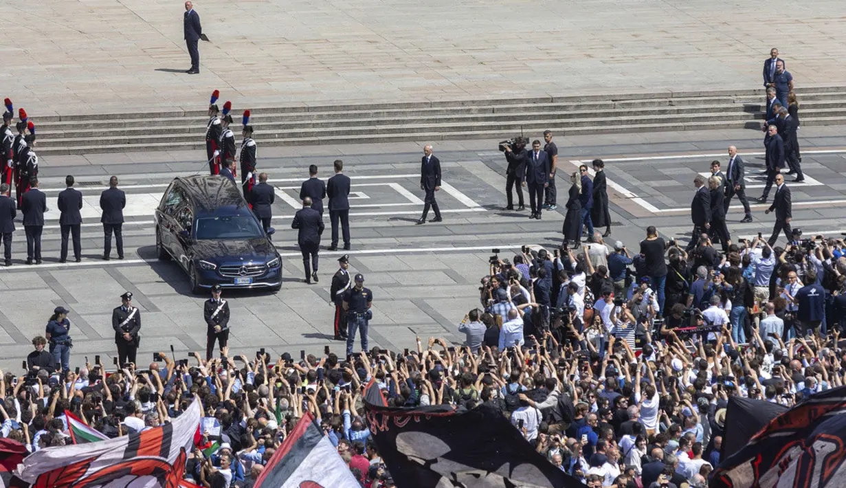 <p>Pemakaman Silvio Berlusconi dihadiri oleh sejumlah nama-nama beken dalan dunia sepak bola, khususnya Italia. Di antaranya adalah Massimiliano Allegri, Fabio Capello, Arrigo Sacchi, Paolo Maldini, dan Franco Baresi. (Stefano Porta/LaPresse via AP)</p>