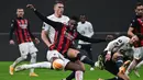 Penyerang AC Milan, Rafael Leao, berusaha menendang bola saat menghadapi Lille pada laga lanjutan Liga Europa 2020/2021 di San Siro, Jumat (6/11/2020) dini hari WIB. AC Milan kalah 0-3 oleh Lille. (AFP/Miguel Medina)
