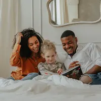 Latih kecerdasan spiritual anak dengan membacakan cerita-cerita inspiratif (foto: Pexels/Olia Danilevich)