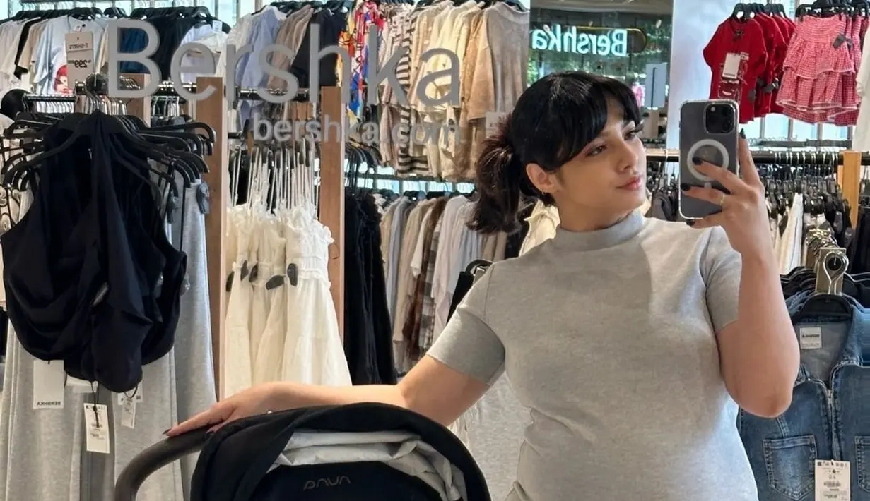 Inilah potret terbaru Riri Febrian saat hamil lagi. Wanita yang sempat viral usai menjadi daftar saksi kasus prostitusi online yang melibatkan mendiang Vanessa Angel ini pamer perut buncit sambil momong anak. (Liputan6.com/IG/@ririririfbrn)
