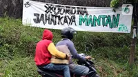 Pengendara motor melintasi Jalan Raya Puncak, Kabupaten Bogor, Jawa Barat, Minggu (19/4/2020). Arus lalu lintas di kawasan Puncak lengang seiring penetapan status Pembatasan Sosial Skala Besar untuk Kabupaten dan Kota Bogor pada Rabu (15/4) lalu. (Liputan6.com/Helmi Fithriansyah)