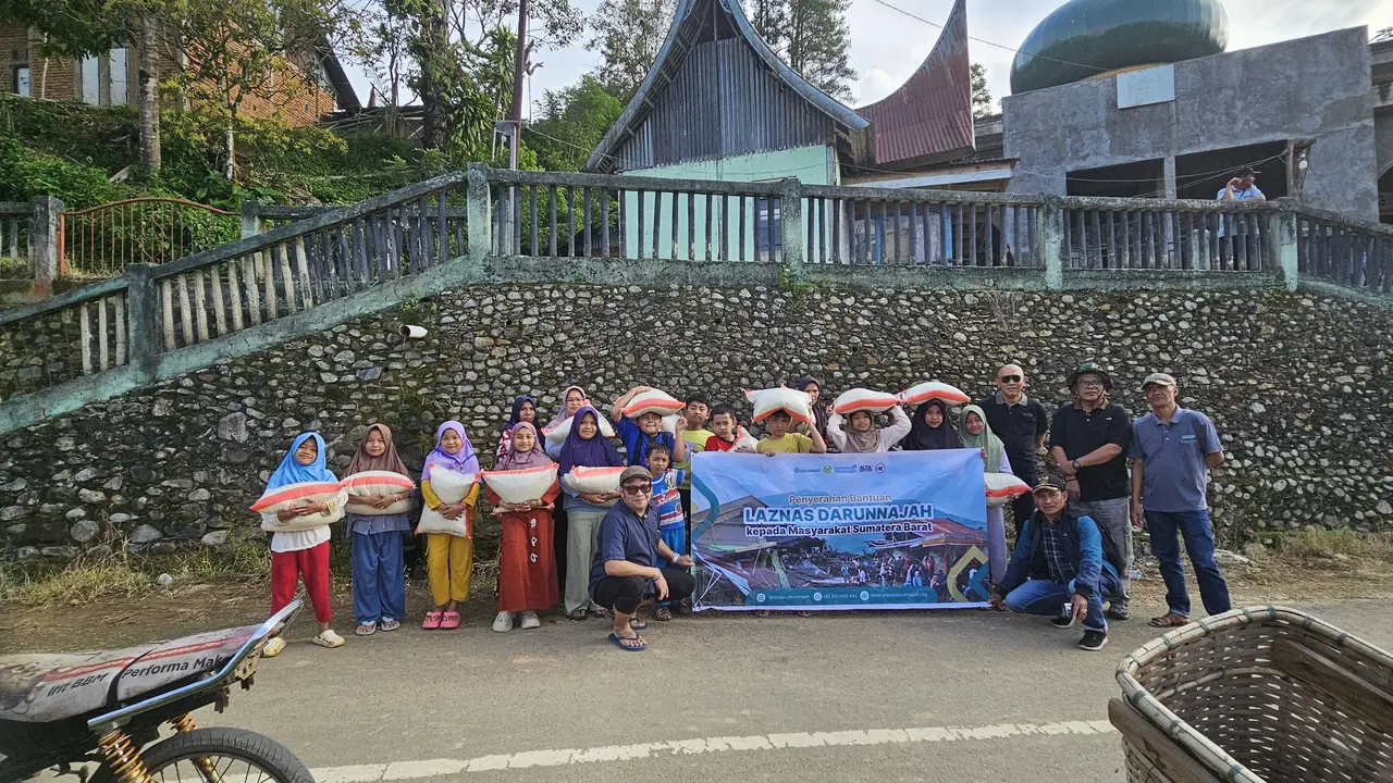 Laznas Darunnajah bekerja sama dengan ALTA Event Organizer dan Pesantren Nurul Ikhlas Padang Panjang menyalurkan bantuan untuk korban banjir bandang di Kabupaten Tanah Datar. (Istimewa)