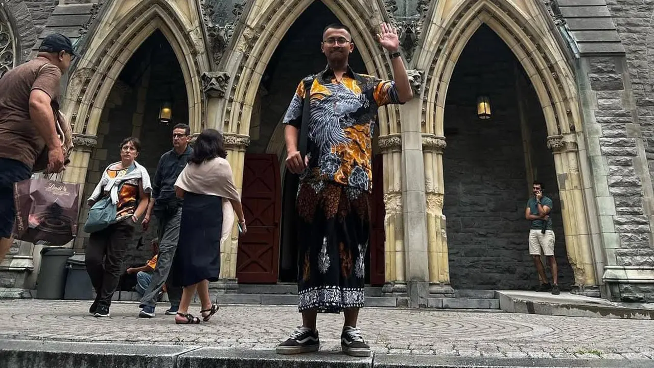 Mohammad Haidar saat Mengunjungi Christ Church Cathedral di Montreal, Kanada