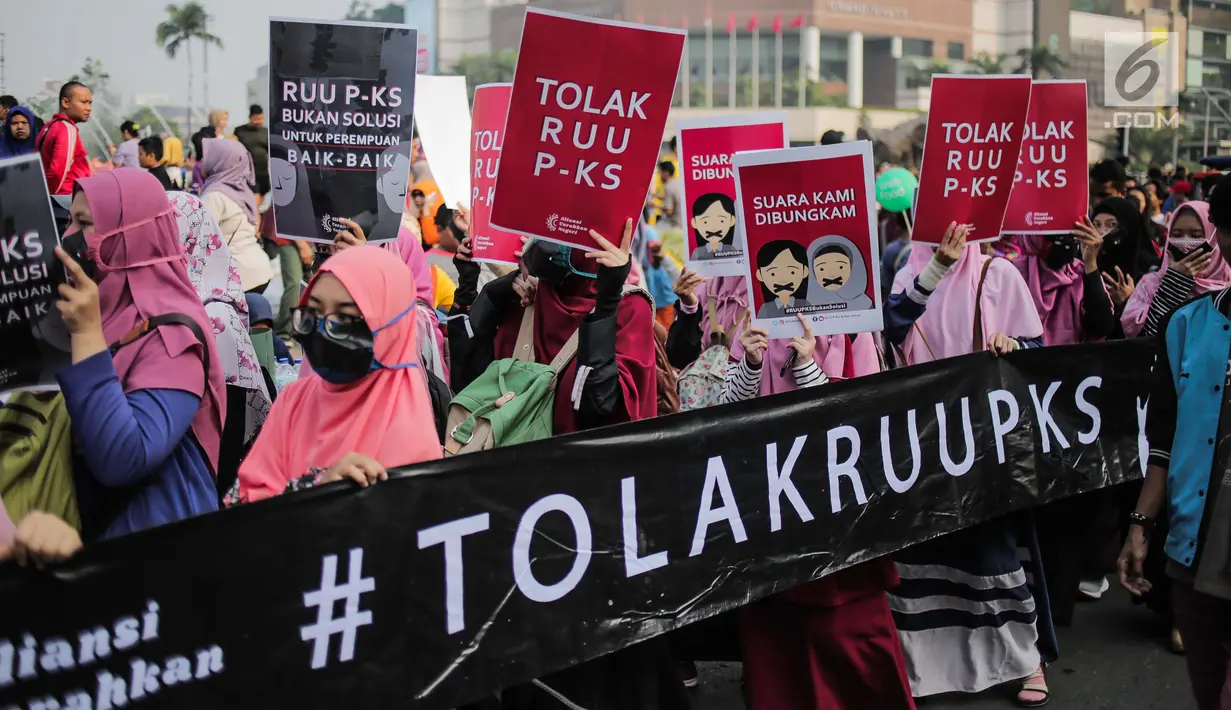 Aktivis Aliansi Gerakan Peduli Perempuan menggelar aksi menolak RUU Penghapusan Kekerasan Seksual (PKS) saat CFD di kawasan Bundaran HI, Jakarta, Minggu (14/7/2019). RUU PKS dianggap masih bermakna rancu terkait budaya, agama, dan norma sosial di masyarakat. (Liputan6.com/Faizal Fanani)