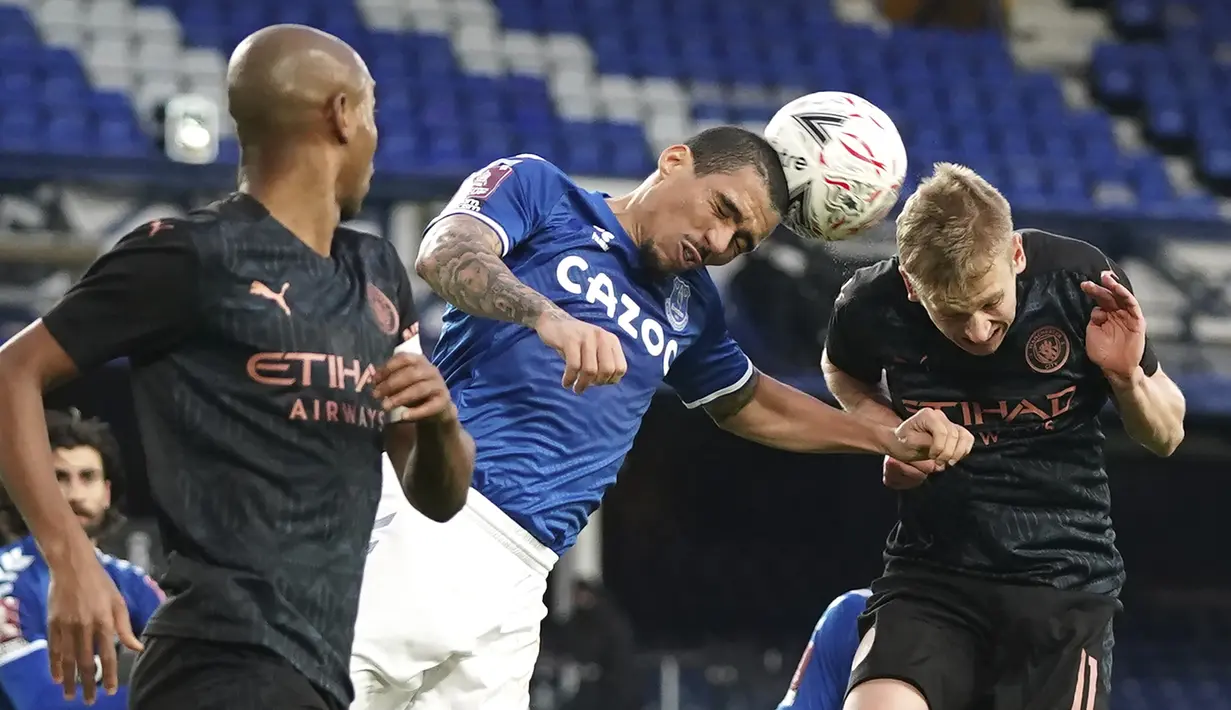 Gelandang Everton, Allan (kiri) berduel udara dengan gelandang Manchester City, Oleksandr Zinchenko dalam laga perempatfinal Piala FA 2020/2021 di Goodison Park, Liverpool, Sabtu (20/3/2021). Everton kalah 0-2 dari Manchester City. (AP/Jon Super/Pool)