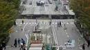 Sejumlah petugas mengamankan lokasi munculnya sebuah lubang raksasa atau yang biasa disebut sinkhole di persimpangan dekat Stasiun Hakata, Fukuoka, Jepang, Selasa (8/11). Jalanan itu tiba-tiba runtuh hingga menciptakan lubang besar. (STR/JIJI PRESS/AFP)