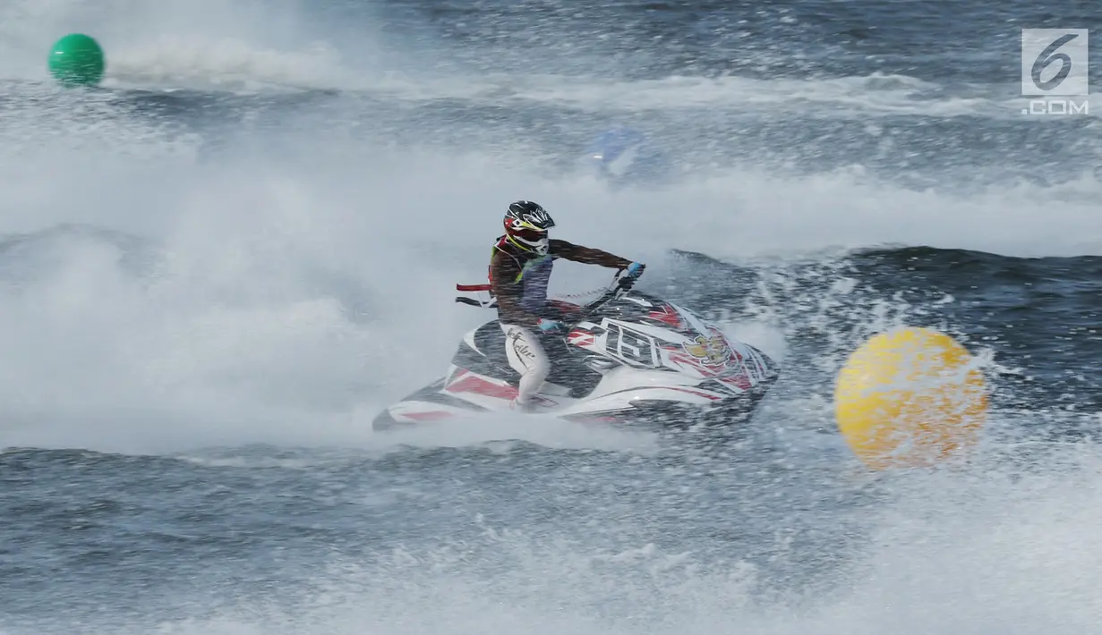 Atlet Jetski Indonesia, Aero Sutan Aswar saat Final Moto4 Jetski kelas Runabout Limited Asian Games di Pantai Ancol, Jakarta, Jumat (24/8). Aero Sutan harus puas dengan medali perak, emas diraih Allanjawi dari UAE. (Liputan6.com/Helmi Fithriansyah)