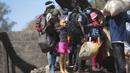 Pedagang Zimbabwe bersembunyi dari polisi setelah mereka diusir dari menjual barang dagangannya dari area yang tidak ditentukan karena pembatasan COVID-19 di Harare, Kamis (29/7/2021). (AP Photo/Tsvangirayi Mukwazhi)