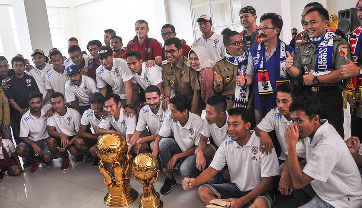 Tim Arema Cronus bersama Walikota Batu, Eddy Rumpoko, foto bersama trophy Piala Bhayangkara saat kunjungan selama dua jam ke kantor Pemkot Batu. (Bola.com/Iwan Setiawan)