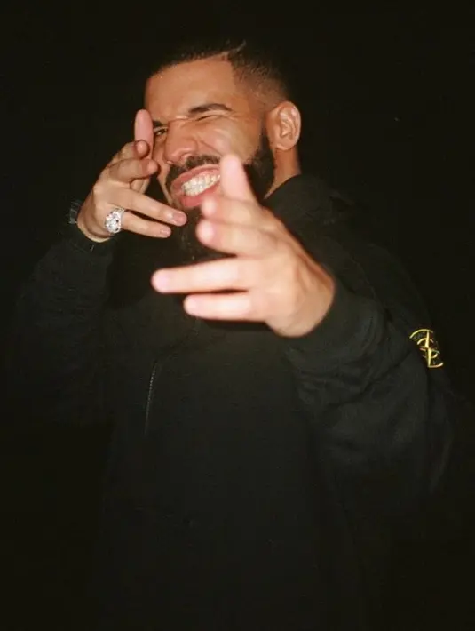 Dalam lagu itu, Drake menggunakan nama Kiki. Kiki adalah nama panggilan Kim Kardashian di keluarganya. (instagram/champagnepapi)