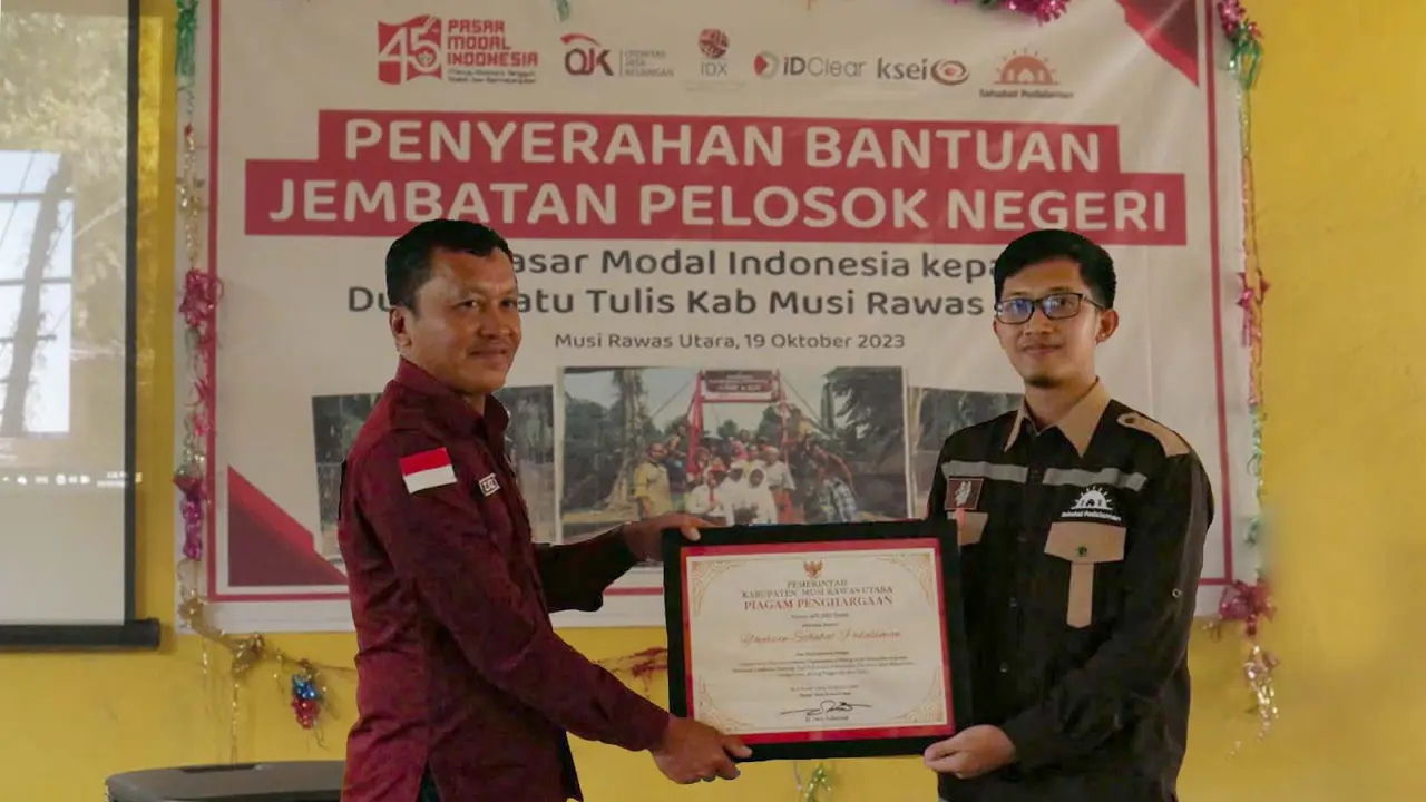 Program Jembatan Pelosok Negeri yang diinisiasi oleh Yayasan Sahabat Pedalaman sejak Maret 2021 lalu pun mendapatkan penghargaan dari Bupati Musi Rawas Utara Devi Suhartoni.