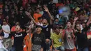 Suporter tim Macan Kemayoran meneriakkan yel yel saat menyaksikan laga uji coba antara Persija melawan Barito Putera di Stadion Bea Cukai Rawamangun, Jakarta, Selasa (5/4/2016). Laga uji coba berakhir imbang 2-2. (Liputan6.com/Helmi Fithriansyah)