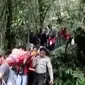 Pendaki Gunung Gede Pangrango cedera dievakuasi. (Liputan 6 SCTV)