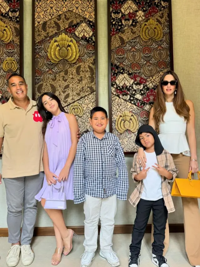 Model Kacamata Hitam Kekinian ala Nia Ramadhani