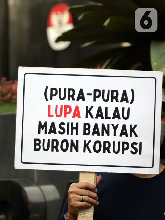 Aktivis dari Indonesia Corruption Watch (ICW) melakukan aksi di depan Gedung Merah Putih Komisi Pemberantasan Korupsi (KPK), Jakarta, Selasa (28/6/2022). ICW mengingatkan keseriusan KPK dalam menangani kasus buronnya tersangka korupsi, Harun Masiku. (Liputan6.com/Helmi Fithriansyah)
