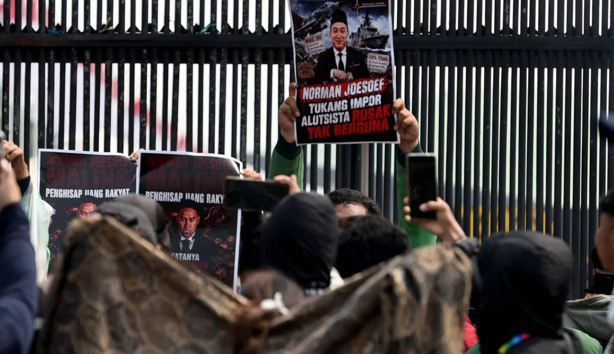 Aktivis Barisan Oposisi Indonesia (BOI) melakukan aksi unjuk rasa mendesak pembersihan dugaan mafia alat utama sistem persenjataan (alutsista) di depan Gedung Kompleks Parlemen, Jakarta, Kamis, 27 Agustus 2026. (KLY/ Arie Basuki)