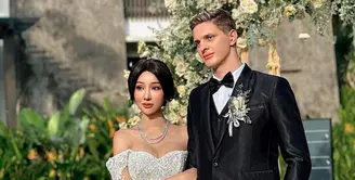 Lucinta Luna akhirnya dilamar oleh sang kekasih, Allan di Bali. Perayaan pertunangan kedua digelar secara intimate dengan vibes ala Barbie dan Ken [@alan.luna16]