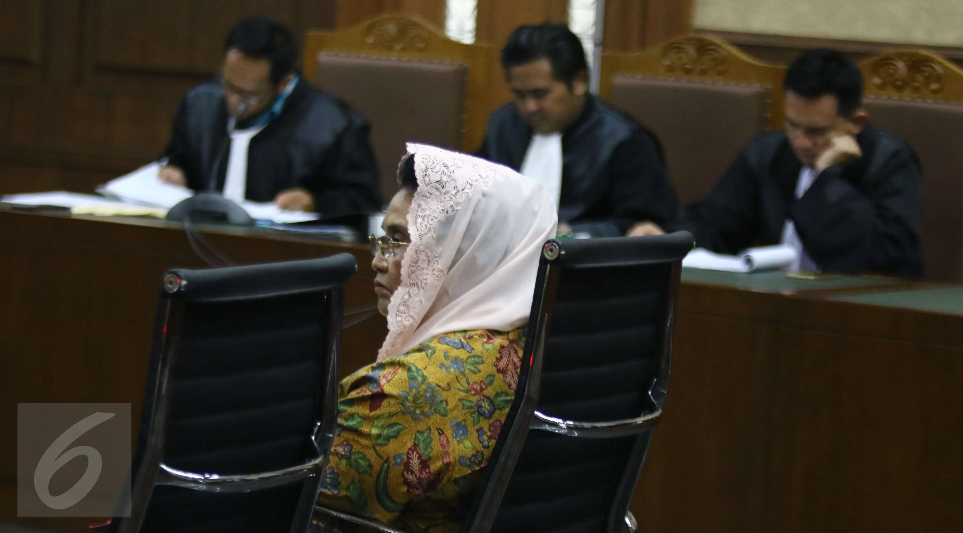 Mantan Menkes Siti Fadilah Supari menjalani sidang pembacaan dakwaan di Pengadilan Tipikor, Jakarta, Senin (6/2). Menteri di era Presiden SBY ini menjalani sidang perdana kasus suap pengadaan alat kesehatan (alkes) di Kemenkes. (Liputan6.com/Helmi Afandi)