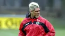 Abel Xavier - Pemain asal Portugal ini juga salah satu pemain paling nyentrik. Xavier tampil dengan gaya rambut mohawk dan mewarnai rambut, kumis hingga jenggotnya dengan warna pirang. (AFP/Kai-Uwe Knoth)