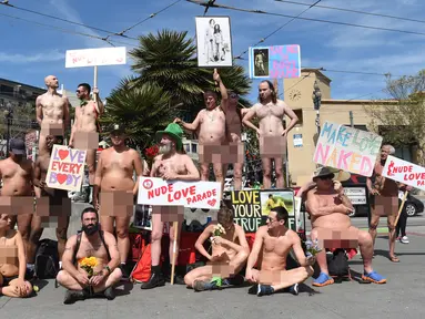 Kaum nudis berpose di jalanan saat mengikuti acara Nude Love Parade di San Francisco, California, AS, Minggu (17/3). Nudis adalah sebutan bagi mereka yang menjalankan tradisi telanjang. (Josh Edelson/AFP)