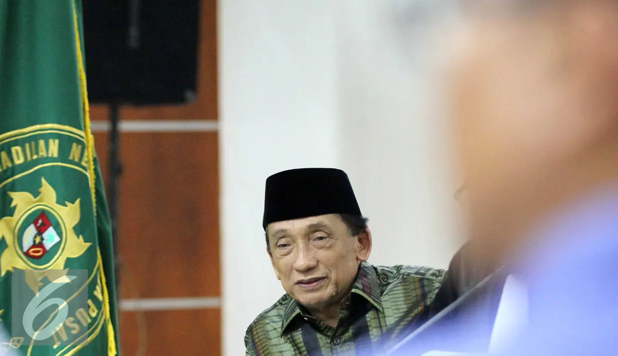 Terdakwa mantan Bupati Bangkalan Fuad Amin (kiri) saat mendengarkan keterangan saksi di Pengadilan Tipikor, Jakarta, Kamis (6/8/2015). Agenda sidang tersebut mendengarkan keterangan 17saksi. (Liputan6.com/Helmi Afandi)