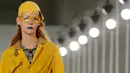 Seorang model memeragakan busana rancangan desainer Inggris, John Galliano dari rumah mode Maison Margiela saat Fashion Week Paris di Perancis, Rabu (28/9). John menghadirkan penutup kepala unik untuk rancangannya kali ini. (REUTERS/Gonzalo Fuentes)