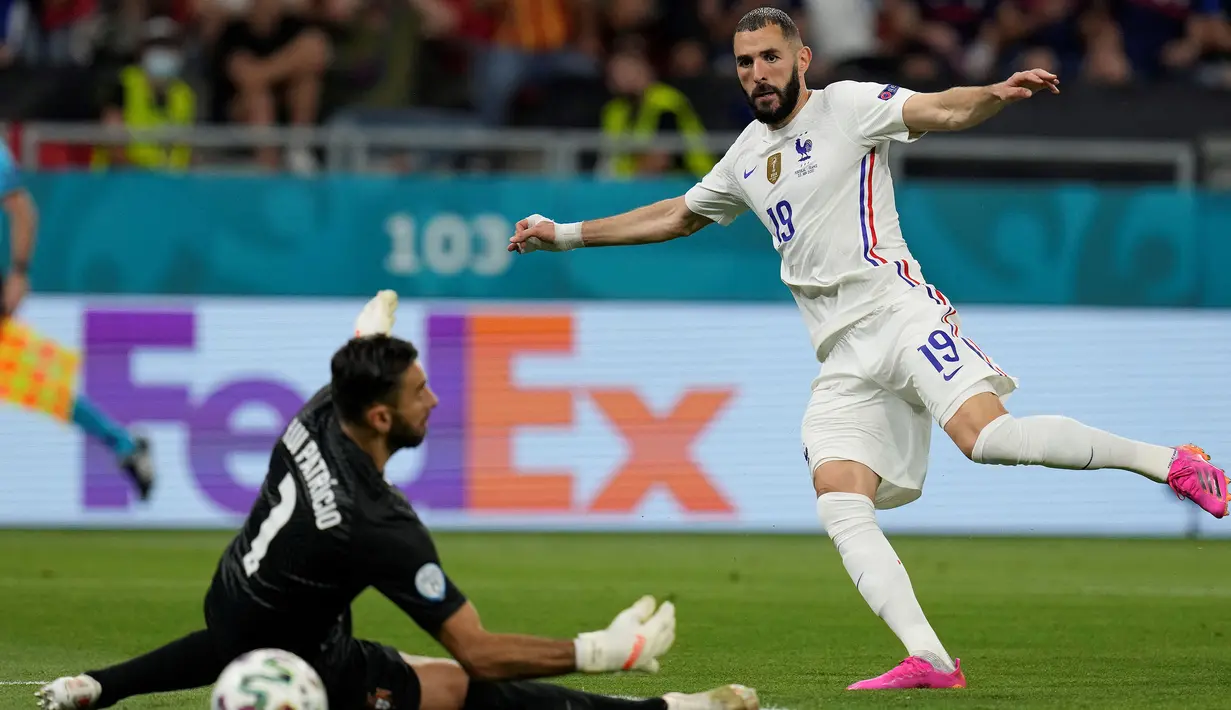 Di babak kedua, Prancis langsung tancap gas dan langsung membuat kejutan di menit ke-47. Karim Benzema sukses mengkonversi umpan terobosan Paul Pogba yang dituntaskan dengan sepakan mendatar ke kanan bawah arah gawang Prancis. Skor berubah menjadi 2-1. (Foto: AP/Pool/Darko Bandic)
