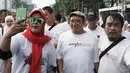 Wakil Ketua Umum Partai Gerindra, Fadli Zon (tengah) berswafoto dengan peserta kegiatan jalan sehat di kawasan Jakarta Pusat, Sabtu (2/2). Acara jalan sehat ini digelar oleh relawan Roemah Djoeang Prabowo-Sandiaga. (Liputan6.com/Herman Zakharia)