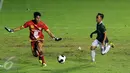 Kiper Cilegon Utd, TB Saprudin (kiri) menutup pergerakan pemain Persebaya, Rendi Irawan saat laga penyisihan Dirgantara Cup 2017 di Stadion Maguwoharjo, Sleman, Sabtu (4/3). Cilegon unggul 2-1. (Liputan6.com/Helmi Fithriansyah)