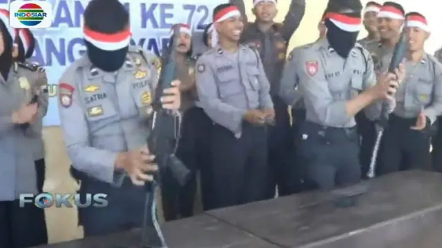Mata Tertutup, Polisi Ikut Lomba Bongkar Pasang Senapan  