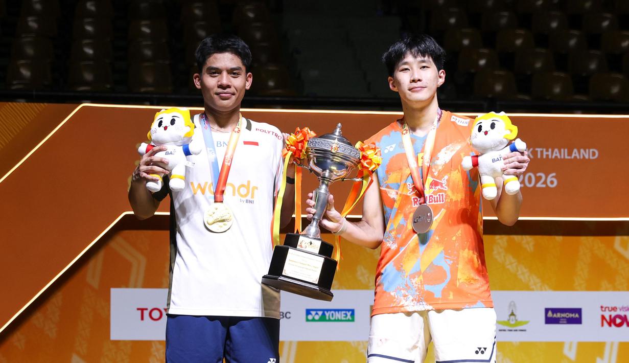 Moh. Zaki Ubaidillah (kiri) bersama Panitchaphon Teeraratsakul di podium juara Thailand Masters 2026 yang berlangsung di Stadion Nimibutr, Bangkok, Thailand, Minggu (1/2/2026) sore WIB. (Dok. PBSI)
