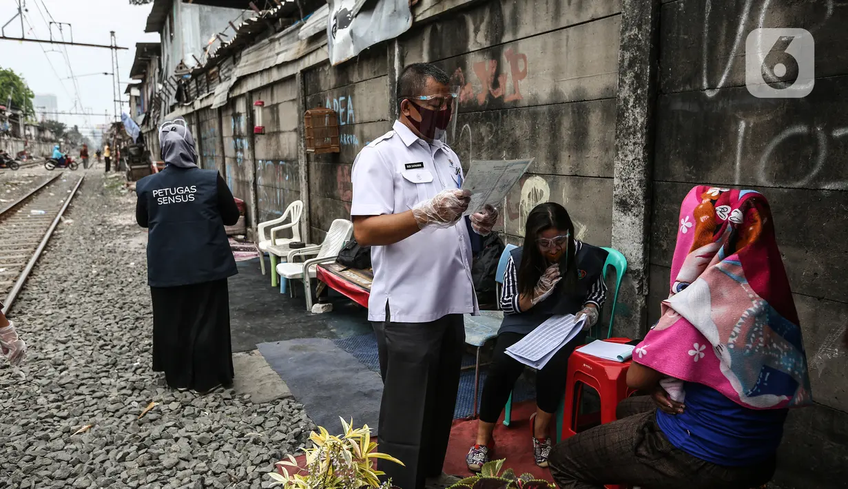 Petugas BPS melakukan sensus penduduk secara langsung ke permukiman warga Pademangan Barat, Jakarta, Rabu (2/9/2020). Sebelumnya, sebanyak 54,1 juta penduduk terdaftar dalam sensus penduduk yang dilaksanakan secara daring sejak 15 Februari 2020 hingga 29 Mei 2020. (Liputan6.com/Johan Tallo)