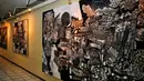Sejumlah lukisan karya Sri Warso Wahono dipajang saat pameran tunggal bertema 'Jakarta 18', Jakarta, Senin (18/5/2015). Pengambilan tema 'Jakarta 18' sendiri berasal dari jumlah pameran tunggal yang telah dilakoni Sri Warso. (Liputan6.com/Yoppy Renato)