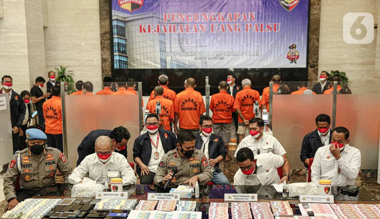 Suasana rilis pengungkap penyebaran uang palsu di Gedung Lobby Bareskrime Mabes Polri, Jakarta, Kamis (23/9/2021). Pemalsuan dan peredaran uang palsu dilakukan sejak Agustus-September 2021 sebanyak 20 orang diamankan dan ditetapkan sebagai tersangka. (Liputan6.com/Faizal Fanani)