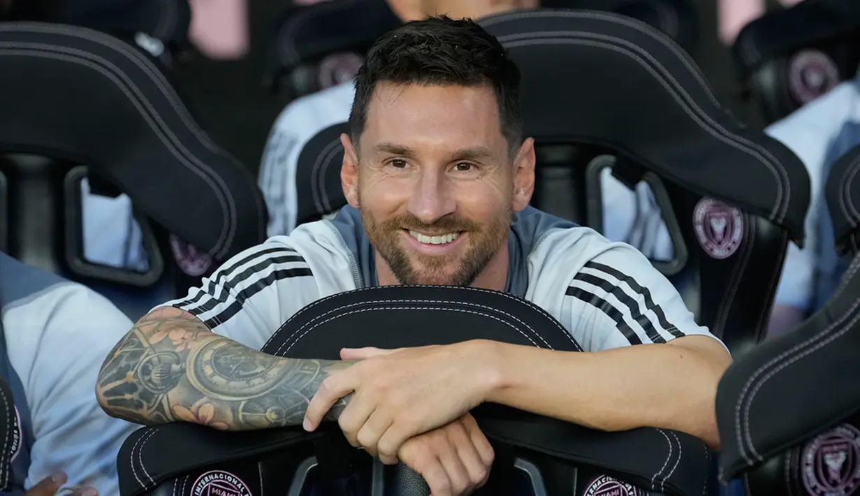 Pemain Inter Miami Lionel Messi tersenyum sebelum pertandingan sepak bola Piala Liga melawan Cruz Azul di Fort Lauderdale, Florida, Amerika Serikat, 21 Juli 2023. (AP Photo/Lynne Sladky)