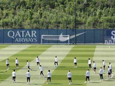Para pemain Paris Saint-Germain (PSG) mengambil bagian dalam sesi latihan menjelang pertandingan leg kedua semifinal Liga Champions 2024/2025 melawan Arsenal, di tempat latihan klub di Poissy, sebelah barat Paris, pada 6 Mei 2025. (FRANCK FIFE/AFP)
