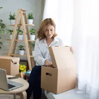 ilustrasi perempuan packing/copyright by AnemStyle from Shutterstock