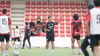 Pelatih interim Persis Solo, Rasiman sudah memimpin skuad Laskar Sambernyawa dalam latihan rutin Minggu (21/8/2022). (Dok. Persis Solo)