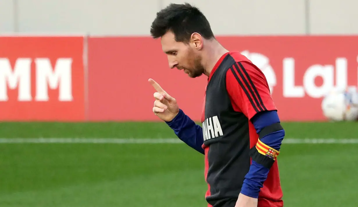 Striker Barcelona, Lionel Messi, menggunakan jersey Newell's Old Boys melakukan selebrasi saat melawan Osasuna pada laga Liga Spanyol di Stadion Camp Nou, Minggu (29/11/2020). Gol tersebut dipersembahkan untuk mendiang Diego Maradona. (AFP/J. Bassa)