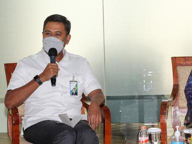 Direktur Utama BPJAMSOSTEK Anggoro Eko Cahyo (kiri) dan Menteri Ketenagakerjaan RI Ida Fauziyah (kanan) saat berdialog dengan peserta penerima manfaat program Jaminan Kehilangan Pekerjaan (JKP) di Pasar Kerja Kemnaker, Jakarta, Kamis (10/03/2022). (Liputan6.com/Fery Pradolo)