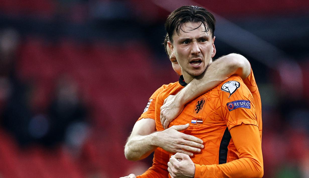 Striker Belanda, Steven Berghuis melakukan selebrasi usai mencetak gol pertama Belanda ke gawang Latvia dalam laga Kualifikasi Piala Dunia 2022 Zona Eropa Grup G di Johan Cruijff Arena, Amsterdam, Sabtu (27/3/2021). Belanda menang 2-0 atas Latvia. (AFP/Maurice van Steen/ANP)